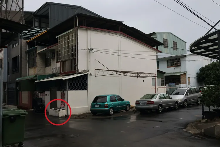 建設局初步認定花圃(紅圈處)屬道路固定障礙物必須清除。張喆喜攝