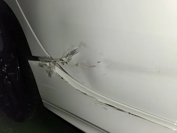 W車主的BMW鈑金受損。W車主提供