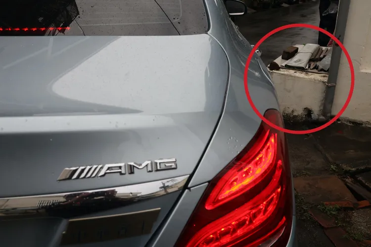 屋主私建的花圃(紅圈處)已造成多輛汽車擦撞，車主均自認倒霉不予追究。張喆喜攝