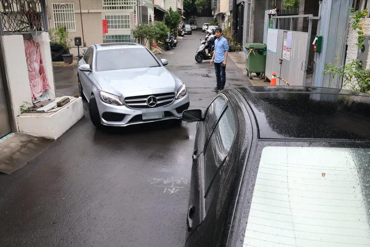 台中北屯區后庄三街212巷相當狹窄，2輛轎車交會通過相當勉強，轉彎車輛的駕駛人若沒注意花圃位置就會撞上。張喆喜攝