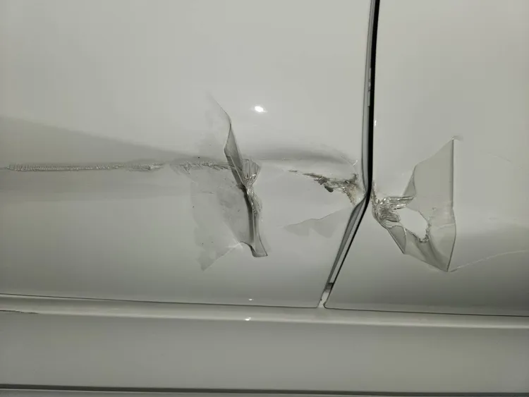 W車主事後進廠維修，原廠判定2片車門需更換無法修復。W車主提供