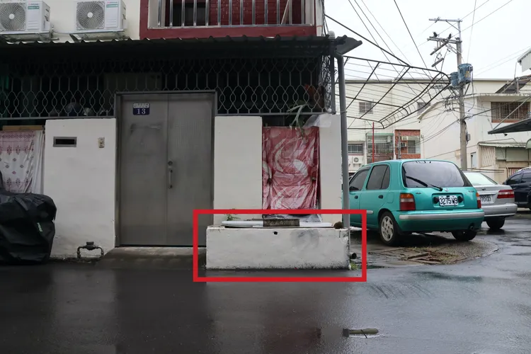 黃姓女屋主說這花圃(紅框)已經建30幾年了。張喆喜攝