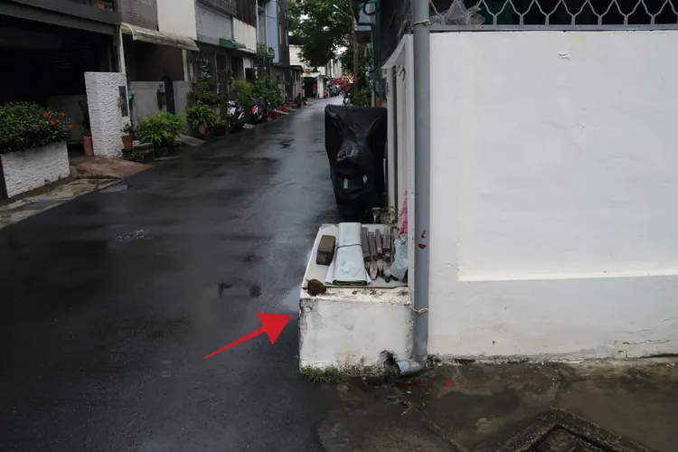 白色花圃(箭頭處)有明顯擦痕，都是汽車鈑金刮傷所致。張喆喜攝