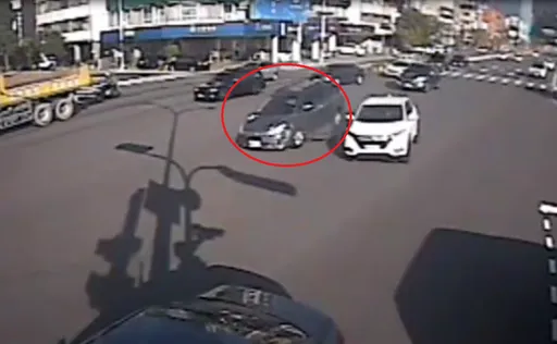 影片｜自小客駕駛一個恍神　下秒引發6車連環撞