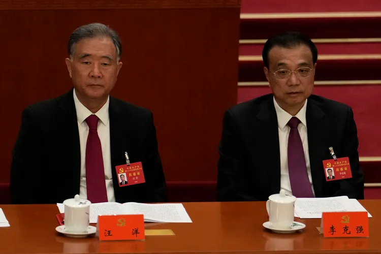 汪洋（左）、李克強昨未留任中央委員會。美聯社
