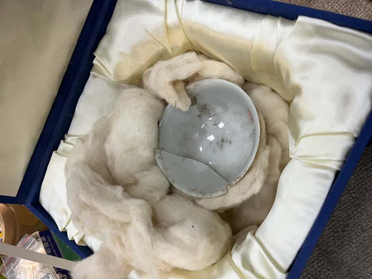 案龍白裏小黃瓷碗損壞情形。故宮提供