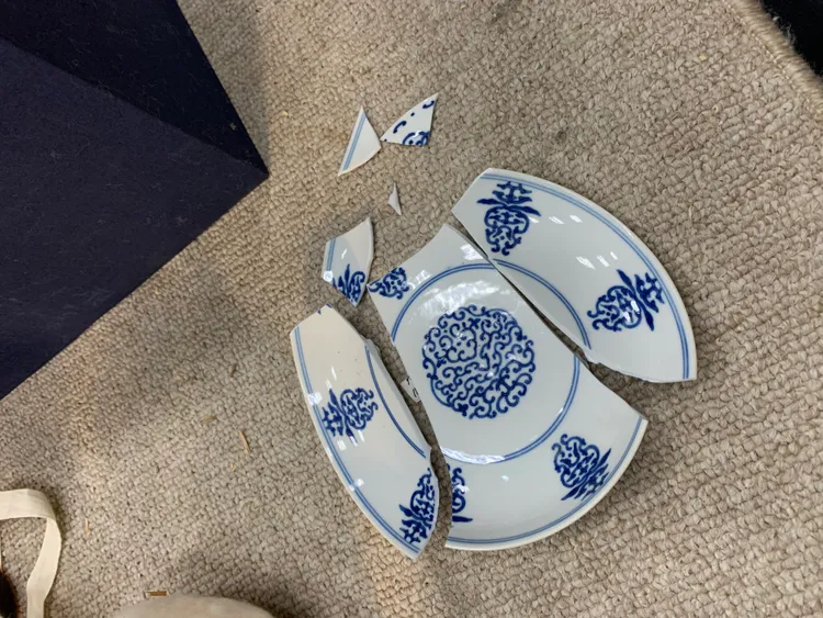 清乾隆青花花卉盤損壞情形。故宮提供