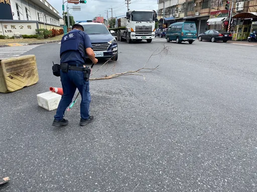 高雄岡山區這路口滿地「陷阱」　警變身清潔工掃障礙物