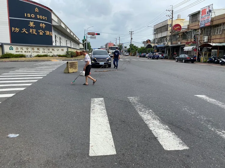 岡山區本洲路與本工西路口，今天中午12時許有大量螺絲掉落路面。讀者提供