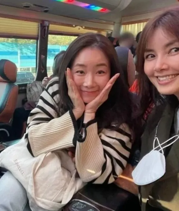 崔智友（左）和辛愛羅合照，雙手洩漏出老態。翻攝naver