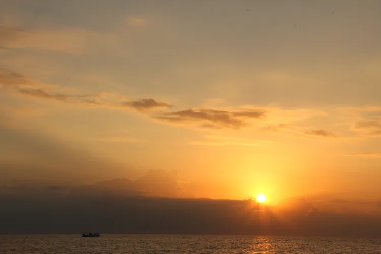 海上迎曙光。花蓮縣政府提供