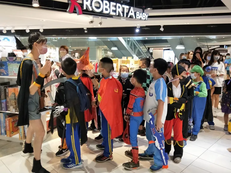 假鬼假怪的小朋友扮妝搗蛋要糖吃，專櫃姐姐也都如願給糖，讓小朋友超開心。業者提供