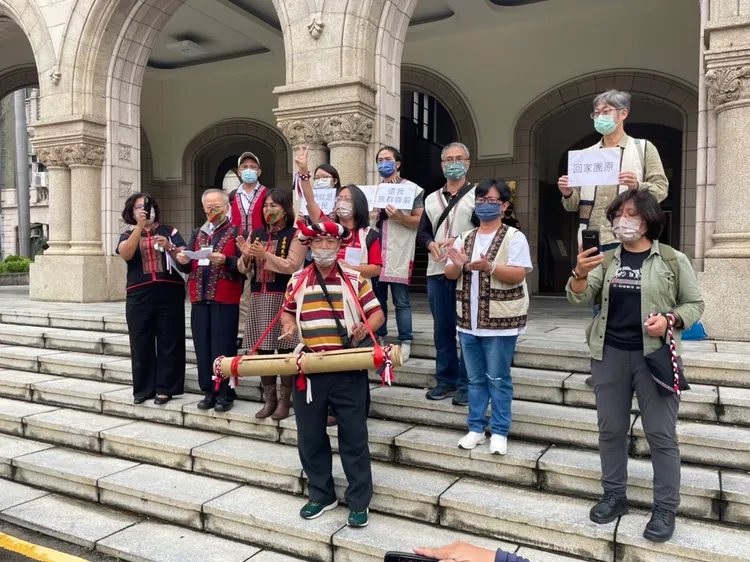 西拉雅族在法院門口高歌慶祝。丁牧群攝