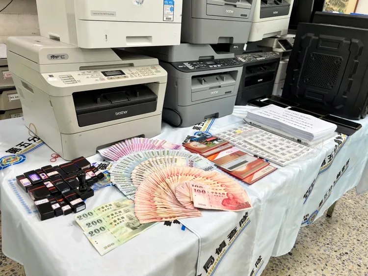 警方查扣電腦等證物。警方提供