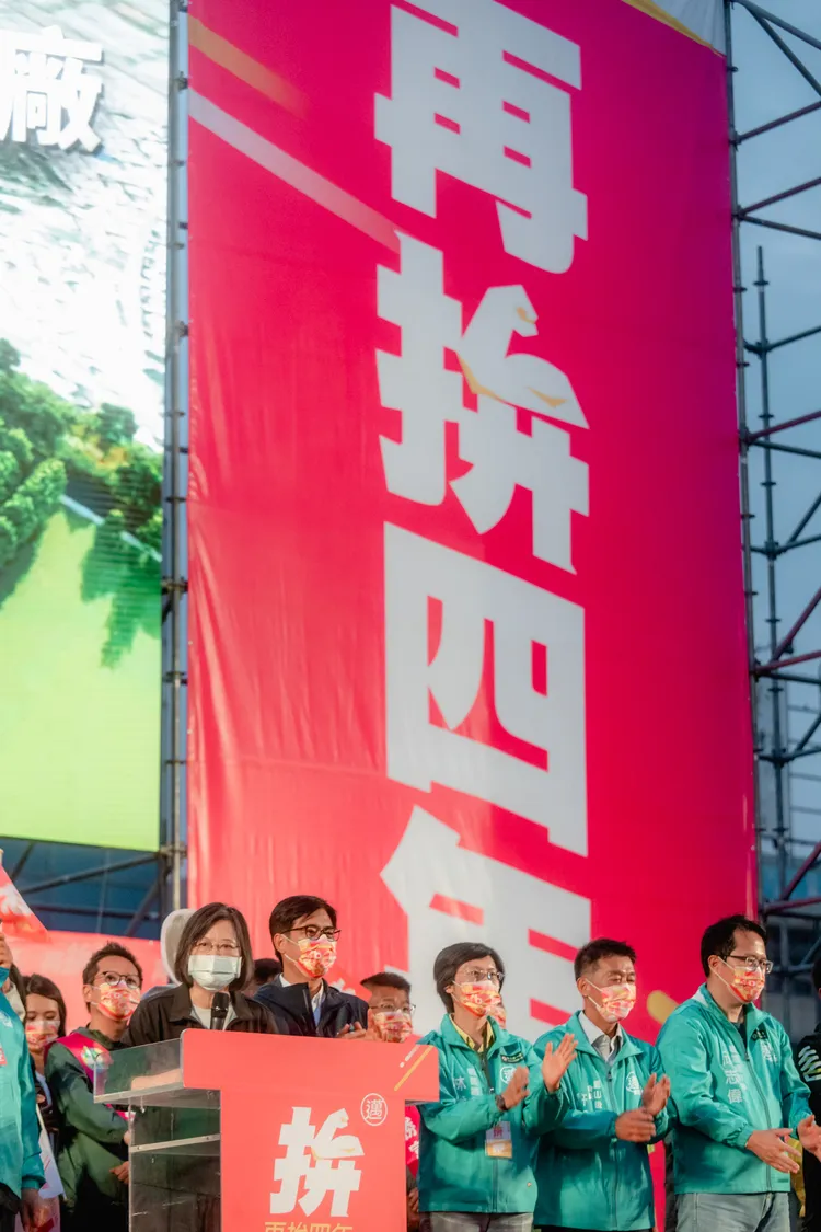 蔡英文前天到高雄為陳其邁助選，透露陳其邁很愛在晚上打電話給她。陳其邁競辦提供