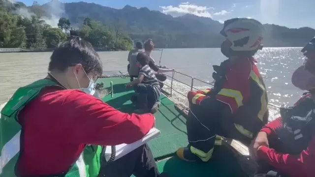 警消搭船前往灌救。桃園市消消防局提供