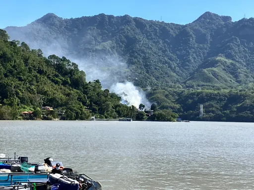 桃園大溪薑母島民宅火警 警消搭船馳援撲滅幸無人傷