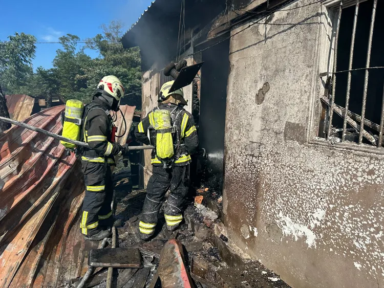 警消到場灌救。桃園市消防局提供