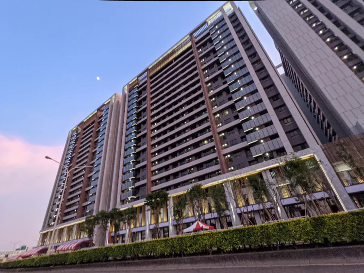 興富發「夢幻誠」為高鐵站旁少有成屋，目前市場開價兩房約900多萬元，單價3字頭。王鈞生攝