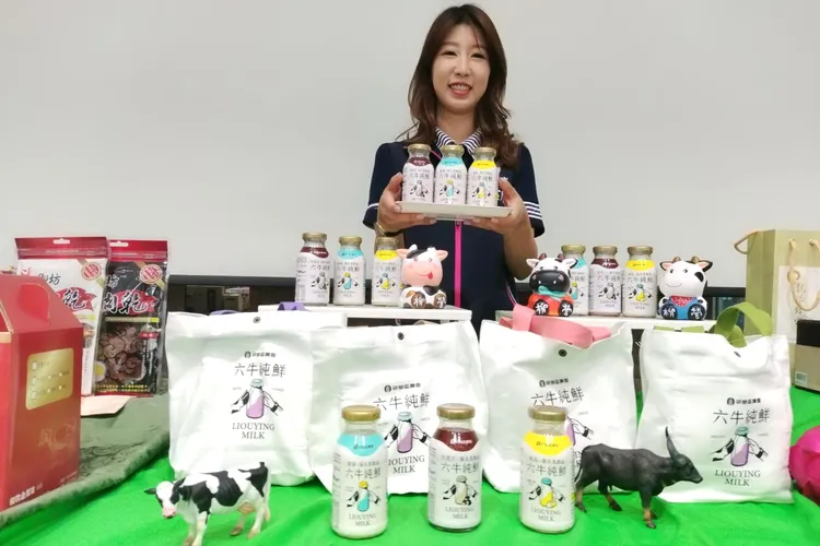 美女總幹事陳右欣力薦農會最新開發的保久乳。王志弘攝