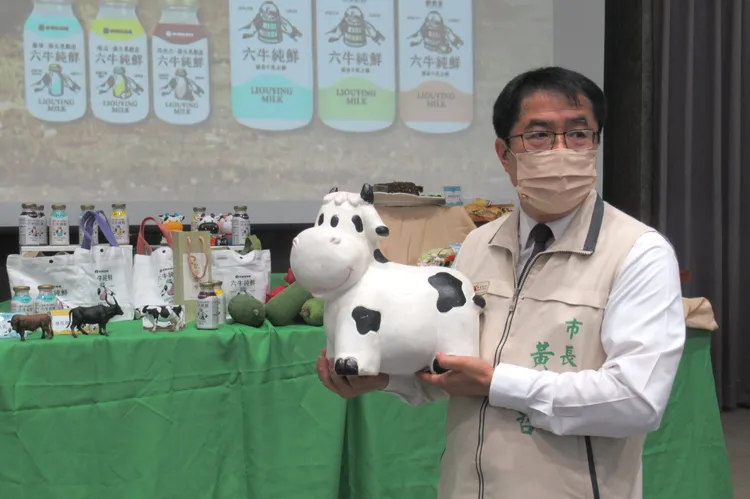 黃偉哲推廣柳營酪農產業，首度連辦牛奶、牛肉節。王志弘攝