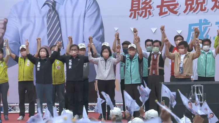 總統蔡英文為台東縣長候選人劉櫂豪站台。翻攝自劉櫂豪臉書粉專