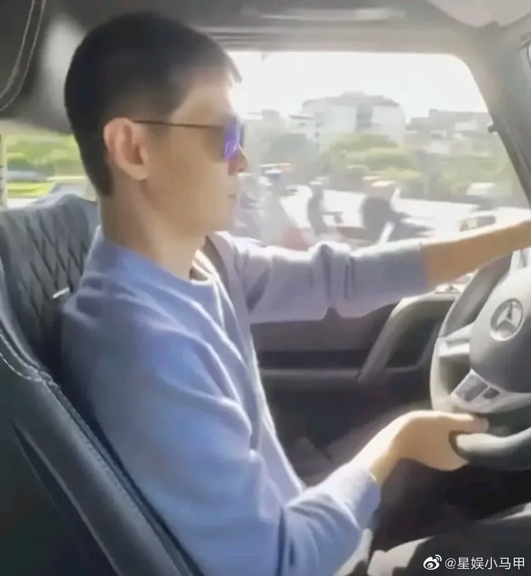 疑似林志穎再開車畫面瘋傳，看得出他臉頰消瘦。翻攝星娛小馬甲微博