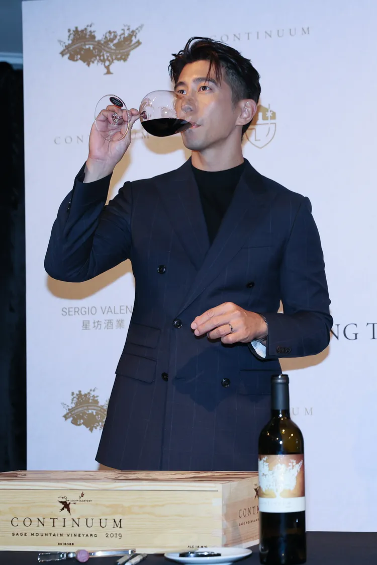 修杰楷小酌當消遣。彭欣偉攝