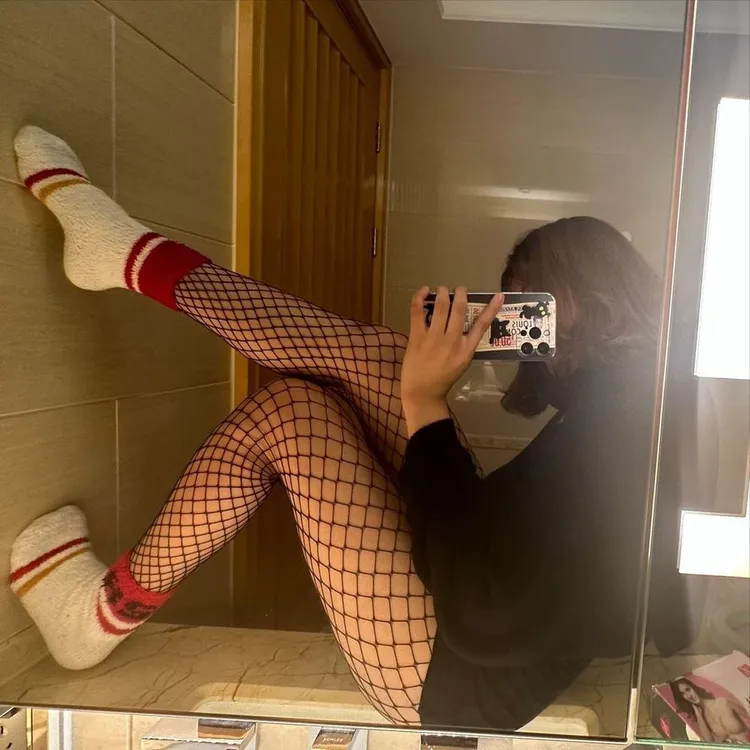 Angel分享火辣抬腿自拍照。翻攝Angel IG