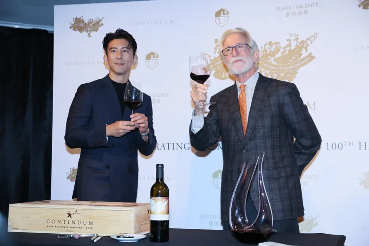修杰楷（左）和釀酒大師Tim Mondavi出席記者會。彭欣偉攝