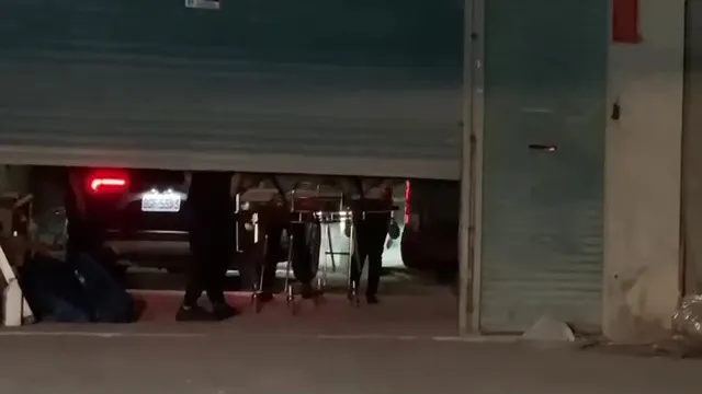 桶屍已經蠟化，鑑識人員從橘色塑膠桶將遺體取出，運至殯儀館準備相驗。讀者提供