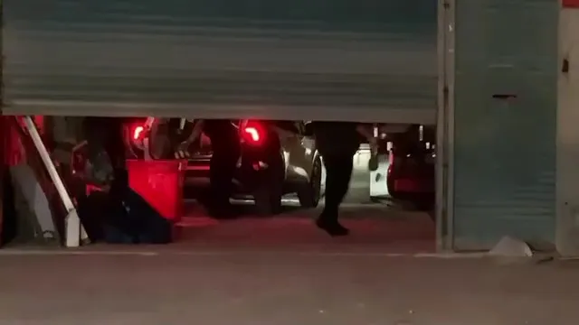 裝遺體的橘色塑膠桶。讀者提供