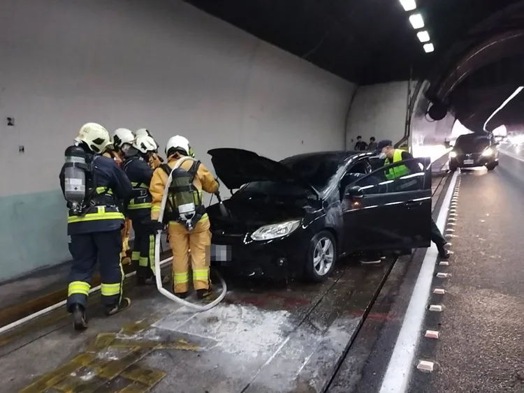 消防人員到場灌救。新北消防局提供