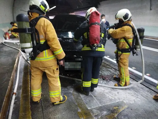 國五雪隧轎車突起火 車上4人倉皇逃生!一度封閉南北雙向隧道