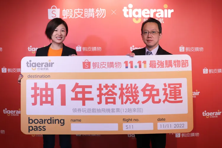 台灣虎航商務長許致遠(右)與蝦皮購物品牌行銷長廖君凰。台灣虎航提供