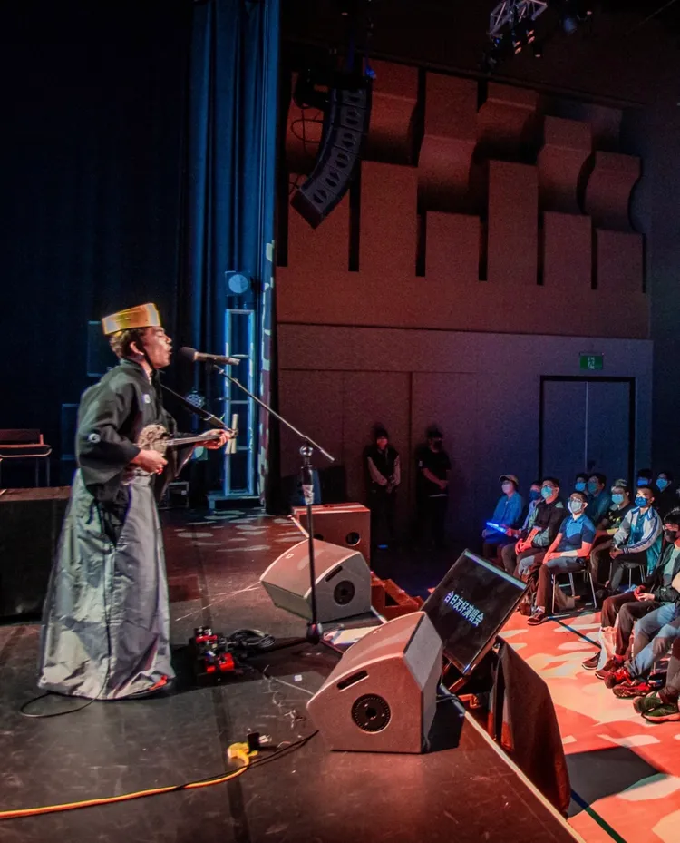 來自台灣的沖繩三線歌手曾健裕，一上台就獲得歡呼。蜜蜂工房提供