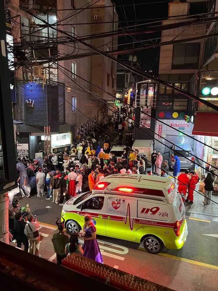 救護車趕往現場救援。讀者提供