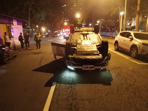 芭比Q！酒駕女失控撞房車　休旅車四輪朝天翻了