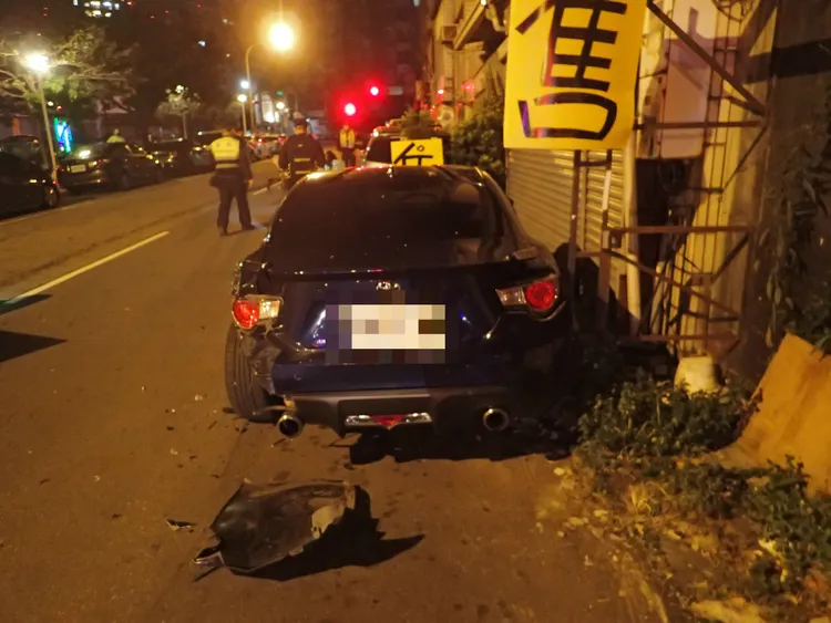 遭撞停放路邊自小客。讀者提供