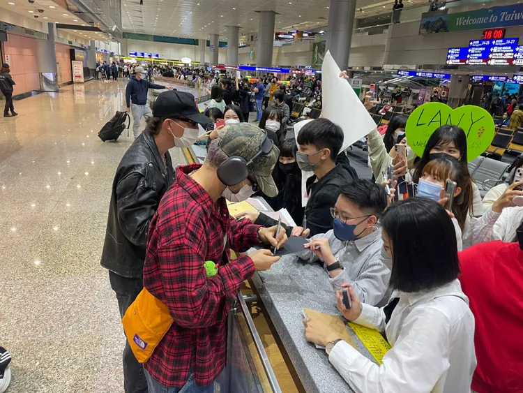 保羅與傑克一一幫接機樂迷簽名、拍照。環球音樂提供