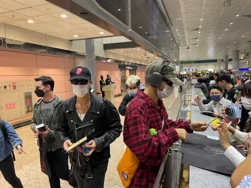 疫情解封首發西洋樂團LANY抵台 機場超寵粉擊掌拍照宛如見面會