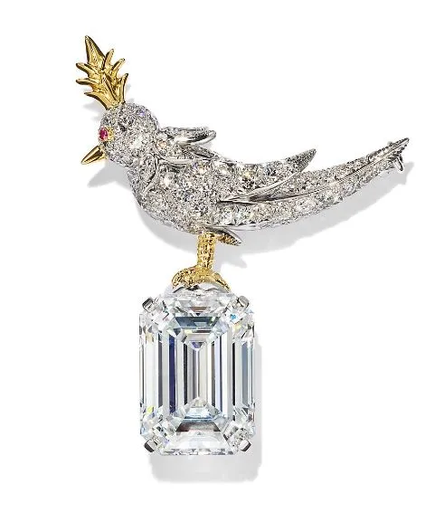 Jean Schlumberger標誌性的石上鳥胸針，是品牌炙手可熱的作品；Tiffany Schlumberger Bird On A Rock胸針，鑲嵌重逾15克拉祖母綠形切割鑽石，約1億5000萬元。品牌提供