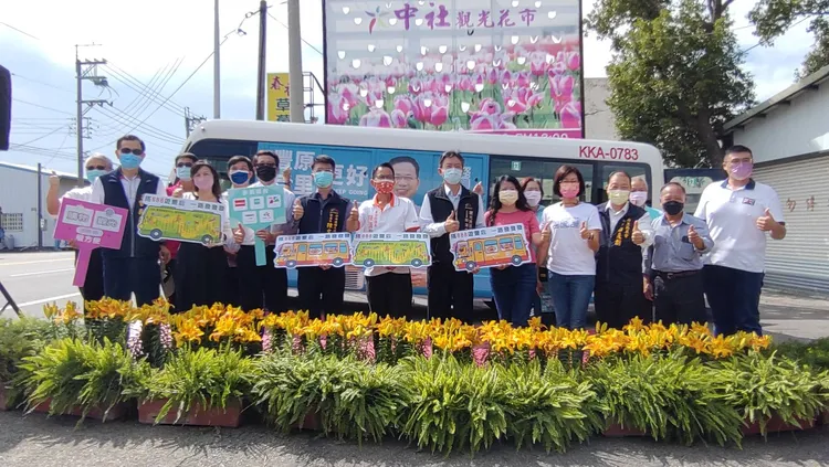 中社花市配合888觀光巴士上路還推出跟巴士合照上傳臉書或IG就可以60元優惠價賞花。陳清龍議員提供