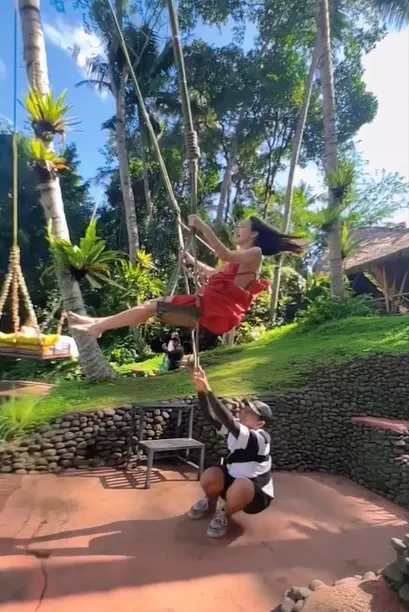 美女飛高高大呼「真的爽」。