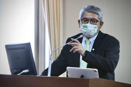 「黑熊學院」誰管?被鄭麗文「激問」 花敬群4度苦笑:妳錯亂了