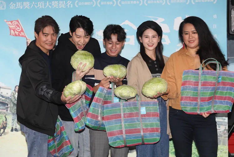 洪金輝（左起）、黃信赫、張祖鈞
林亭莉、導演陳潔瑤發送高麗菜給粉絲。陳明中攝