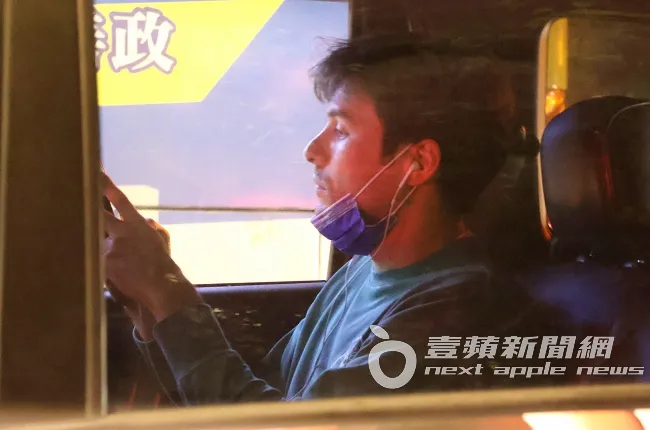 《華燈》金鐘遺珠鳳小岳，在車內戴著耳機，邊看窗外夜景邊滑手機放空。特勤中心攝