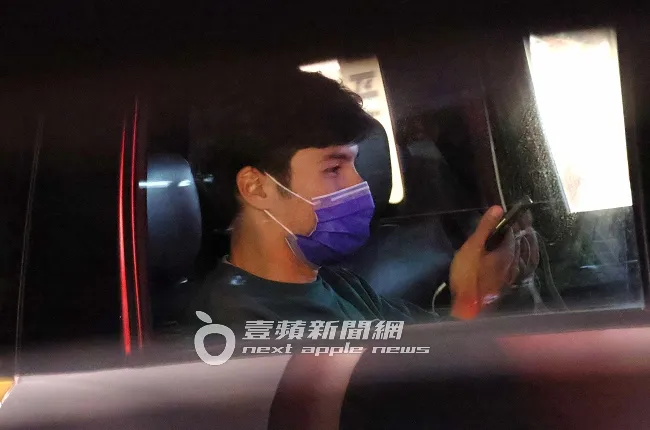 鳳小岳，搭小黃講手機，插上耳機線，準備切換通話模式。特勤中心攝