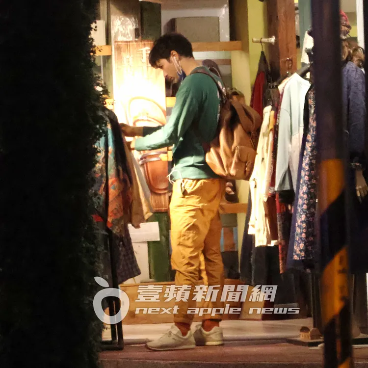 《華燈》金鐘遺珠鳳小岳，獨自到天母逛南洋民族風服飾店治裝。特勤中心攝