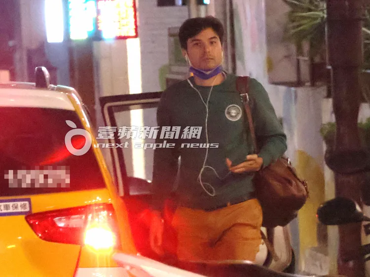 金鐘遺珠鳳小岳背上背包、戴著耳機，移動到中山北路下車。特勤中心攝